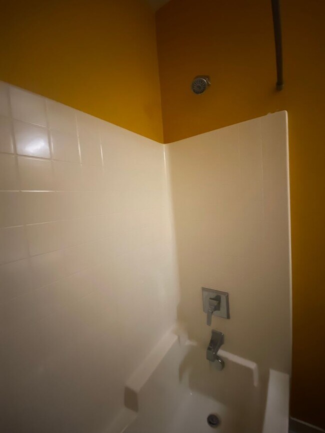 Building Photo - Charming 2-Bed / 2.5-Bath Townhouse in the...