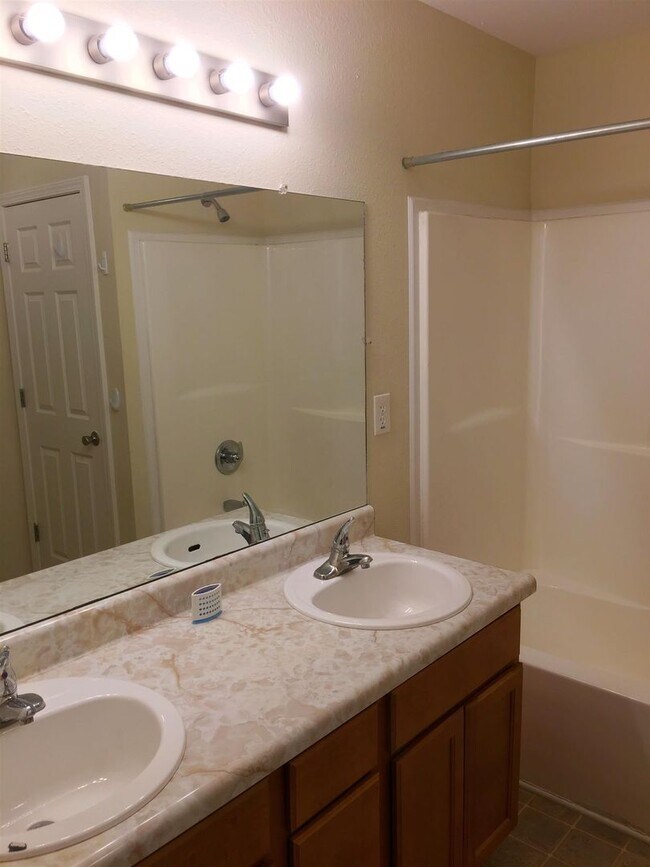 Building Photo - 512 Luxury Dr