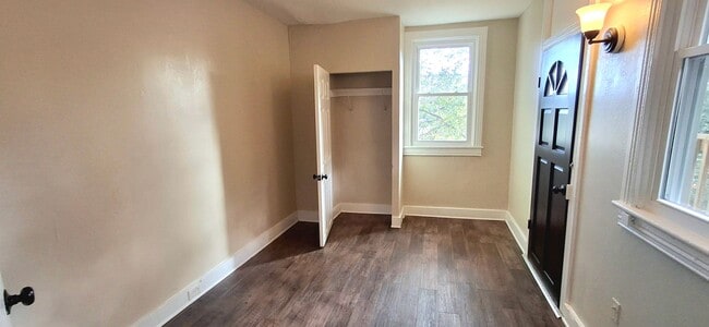 Building Photo - 4 Bedroom 1.5 Bathroom in York!