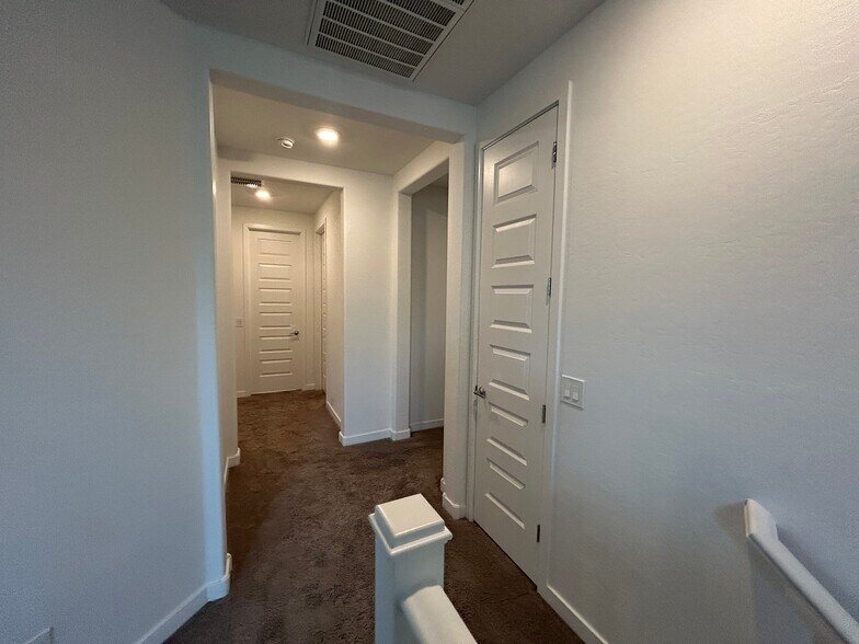 Building Photo - 1168 E Sabino Dr