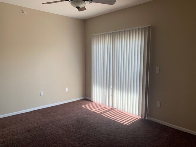 Building Photo - Beautiful Condo!