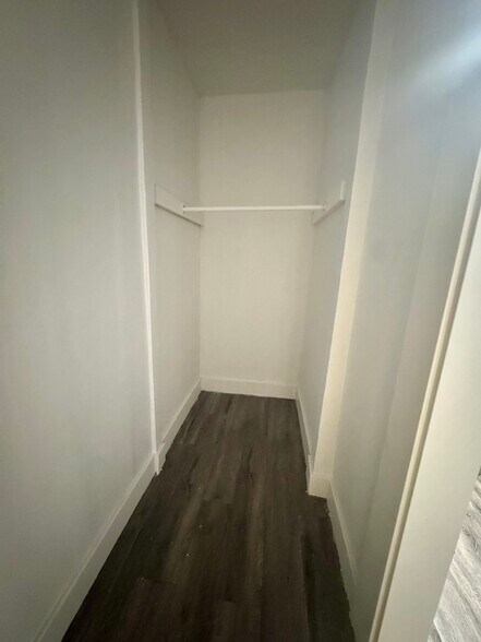 Building Photo - 616 E 6th St