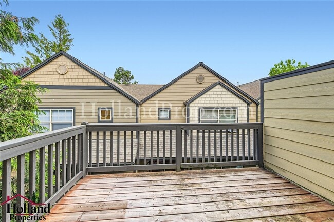 Building Photo - Spacious Townhome with A/C, Gas Fireplace & Water/Sewer Included!