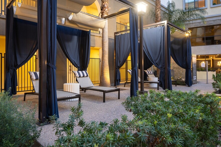 Sundeck with ample loungers and poolside cabanas - Joule La Floresta