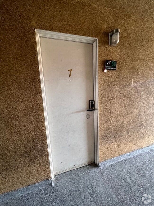 Building Photo - Located in Old town Yucca Valley