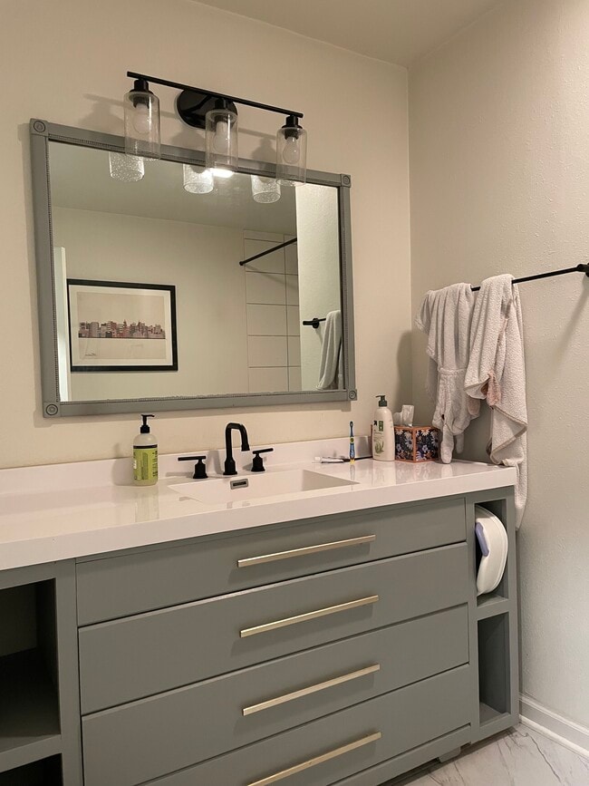 Building Photo - 1721 N High Point Rd