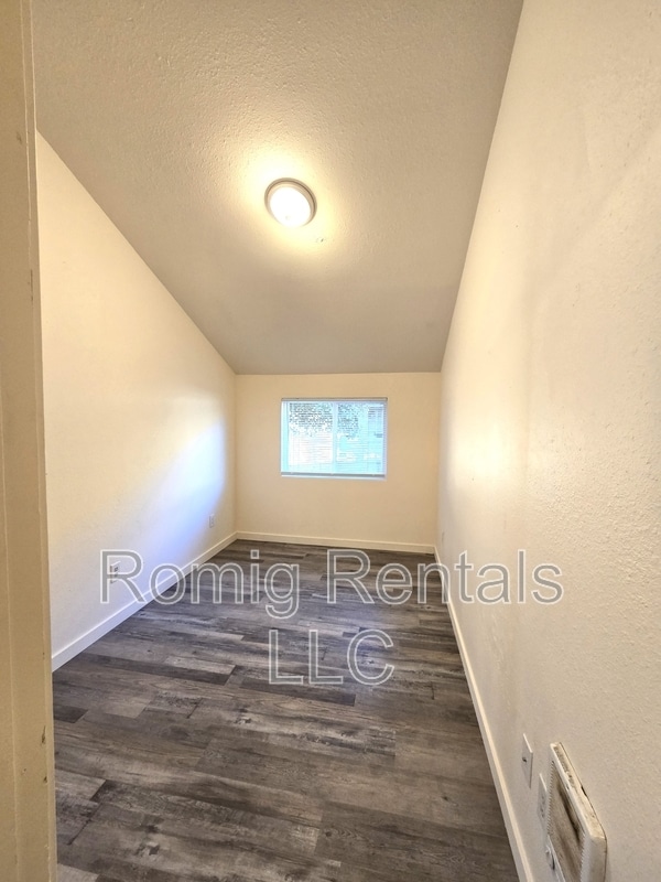 Building Photo - Cent- 1206 B Street