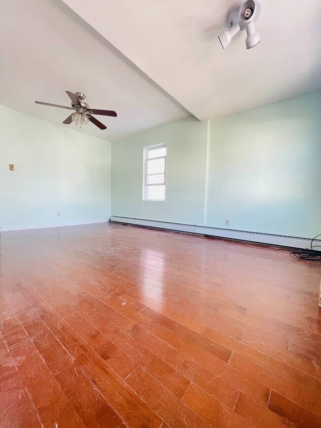 Building Photo - 97-11 Cresskill Pl