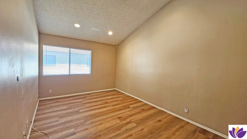 Building Photo - 5800 Owensmouth Ave