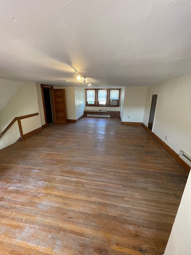 Building Photo - Large Brick 7 bedroom home.