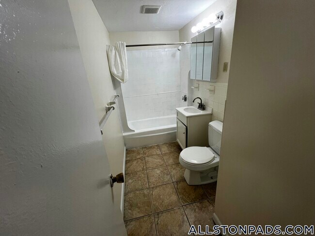 Building Photo - 90 Gardner St