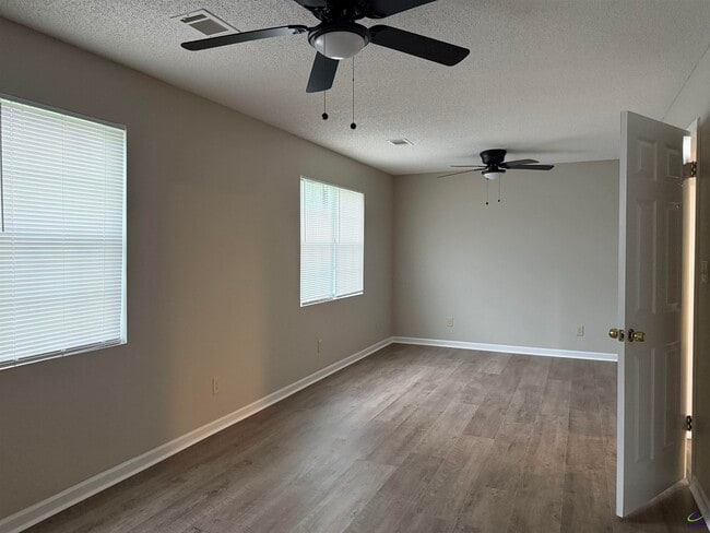 Building Photo - 118 S Springs Dr