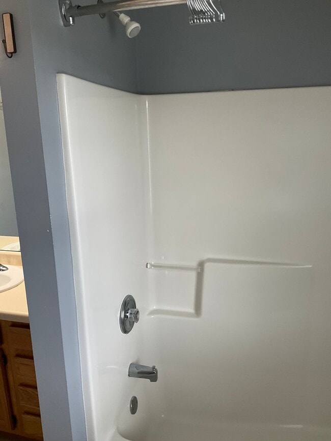 Building Photo - Large 3 Bedroom 2.5 bath townhome with additional finished room.