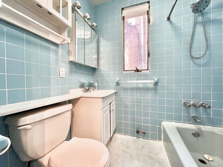 Building Photo - 320 W 106th St