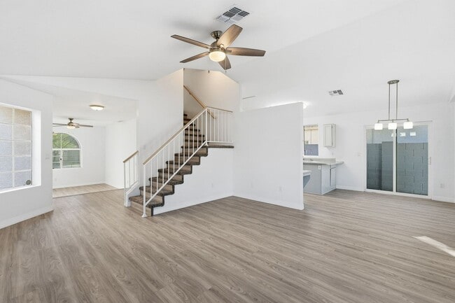 Building Photo - Ready to Move in! Three bedrooms