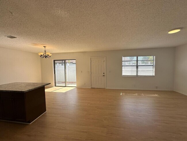 Building Photo - 556 Holly Dr