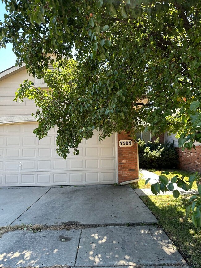 Building Photo - West Side Duplex - $300 off 1st Month !!