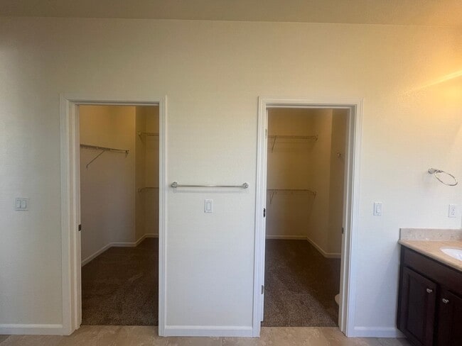 Building Photo - 4 Bedroom 2, Bath, 2900 sqft. w/t Separate 1 Bedroom 1 Bath Guest Quarters for Lease.