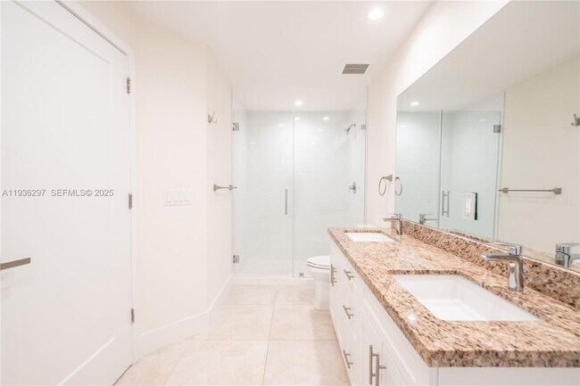 Building Photo - 1091 Galiano St