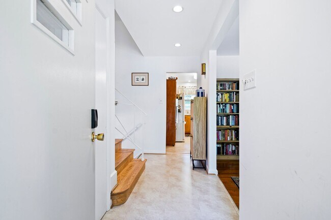 Building Photo - Spacious Split Level on Sundale Stone's Th...