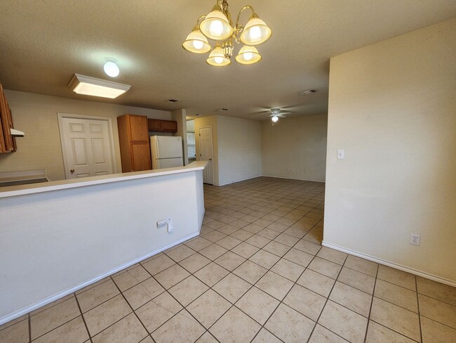 Building Photo - 2/2.5/1   Carpet only on Stairs /Large Fen...