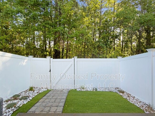 Building Photo - 502 Tree Branch Cir