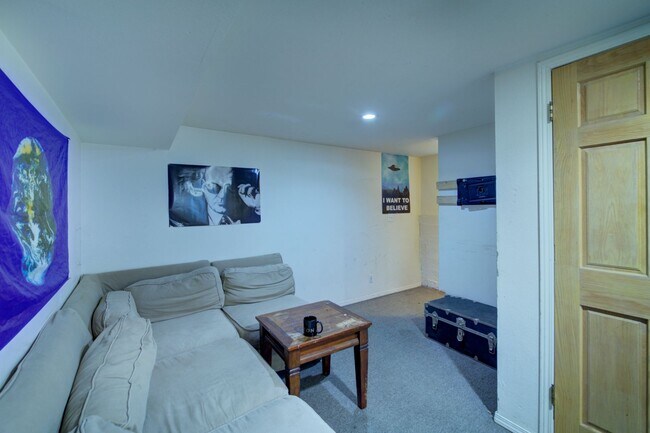 Building Photo - Huge U.W. Home Now Renting for September 2026