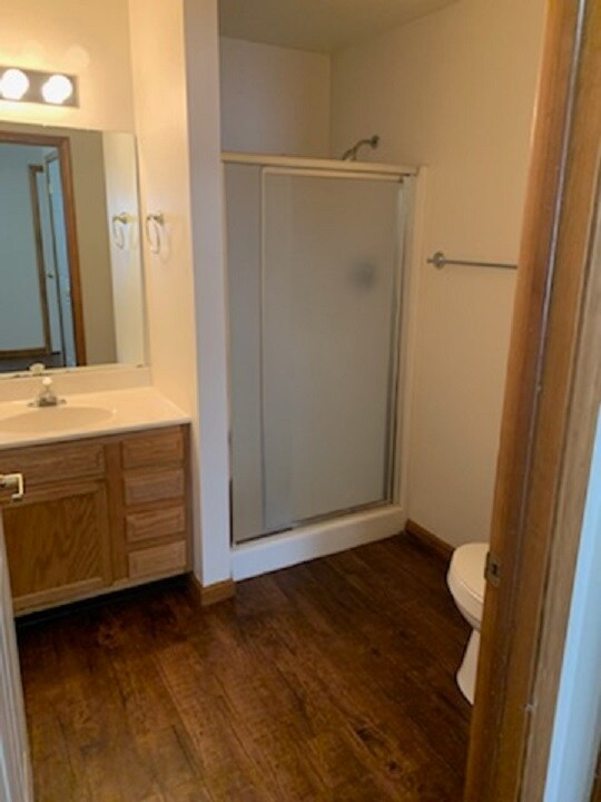 hallway bath with shower - 1106 Heather Dr