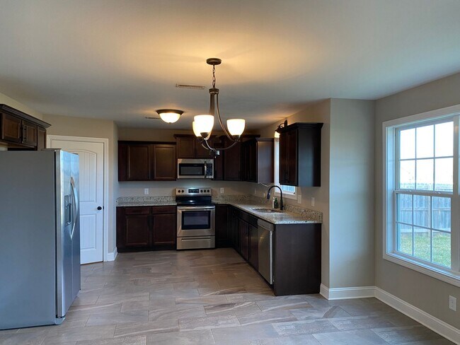 Building Photo - Beautiful 3 bed 2 bath home with Bonus room! Close to shopping and Ft. Campbell.