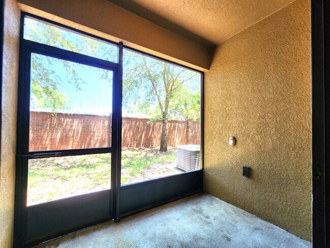 Building Photo - Beautiful Townhome; Open Floor Plan; New P...