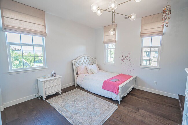 Building Photo - Spectacular 5-Bedroom Home with Private Po...
