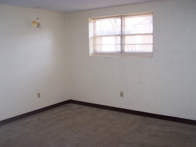 Building Photo - 708 W 12th St