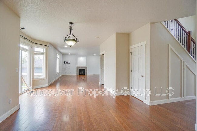Building Photo - 1211 W F Pl