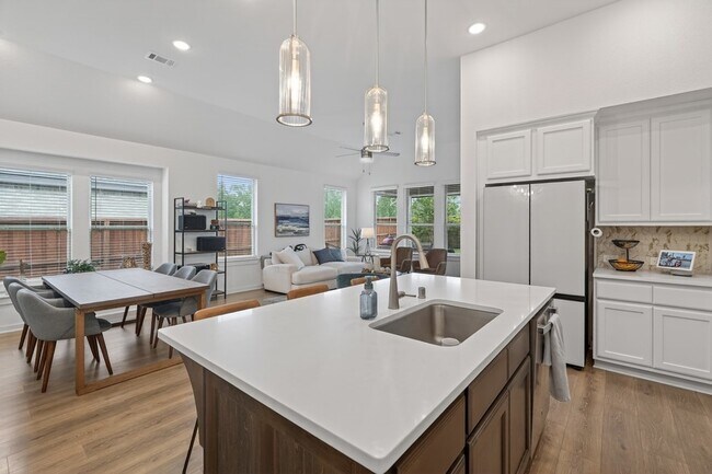Building Photo - 8145 Overland Grv