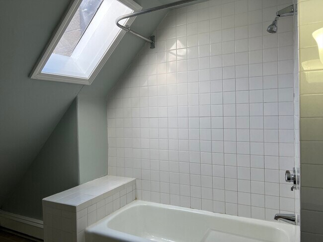 Building Photo - 21 Hawthorn Ave