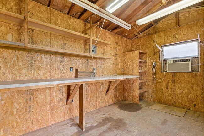 Building Photo - 429 Lindenwood Ln W