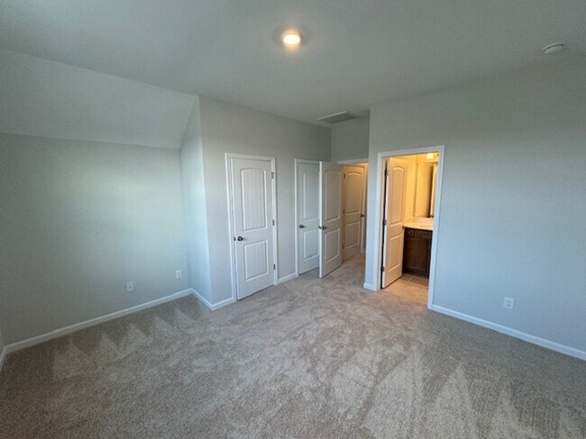 Building Photo - Renaissance at White Oak