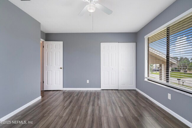 Building Photo - 17 Clinton Ct S