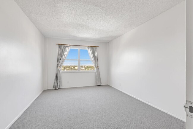 Building Photo - 2555 NE 11th St