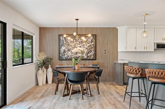 Building Photo - 113 Comet