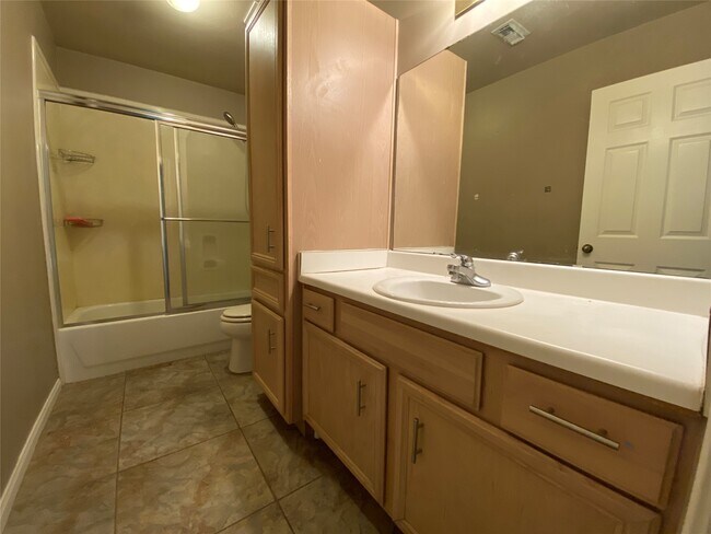 Building Photo - 1221 Shadowlake Dr