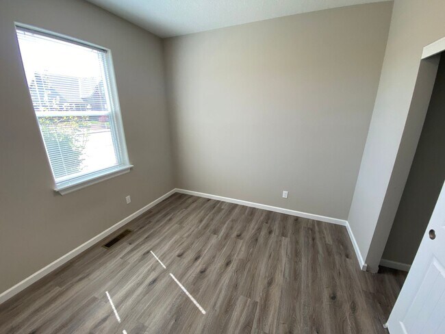 Building Photo - 556