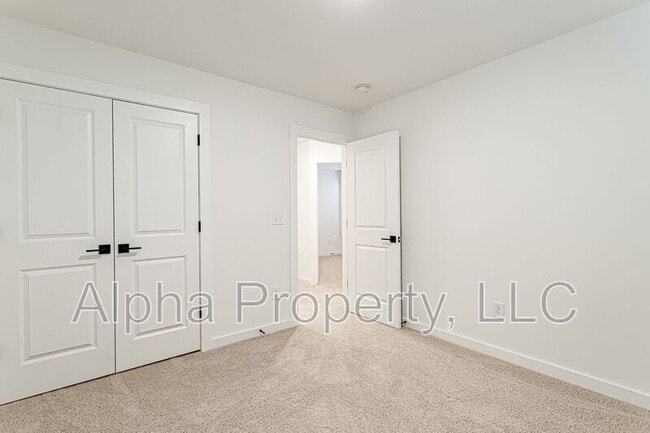 Building Photo - 1239 Westgate Vlg Dr
