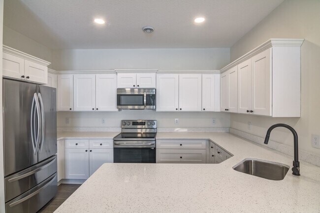 Building Photo - 3 Bedroom Town Home