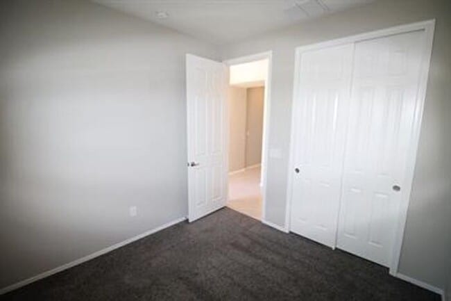Building Photo - Desirable La Estancia Neighboorhood