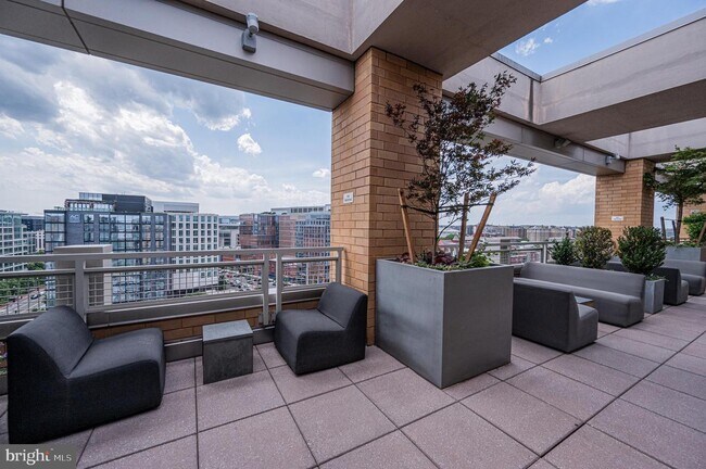 Rooftop lounge - 475 K St NW