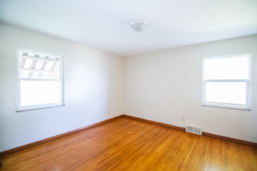 Building Photo - 3471 Jeannette Ave