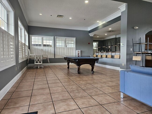 Building Photo - Top floor 3/2 unit in the gated Summer Key...