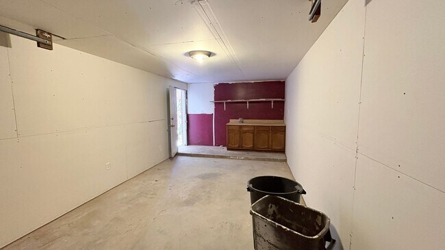 Building Photo - 305 Swinging Spear Rd