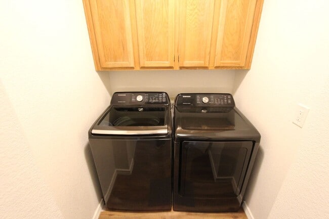 Building Photo - Short-Term Furnished Rental with Mountain Views | $500 Move-In Special